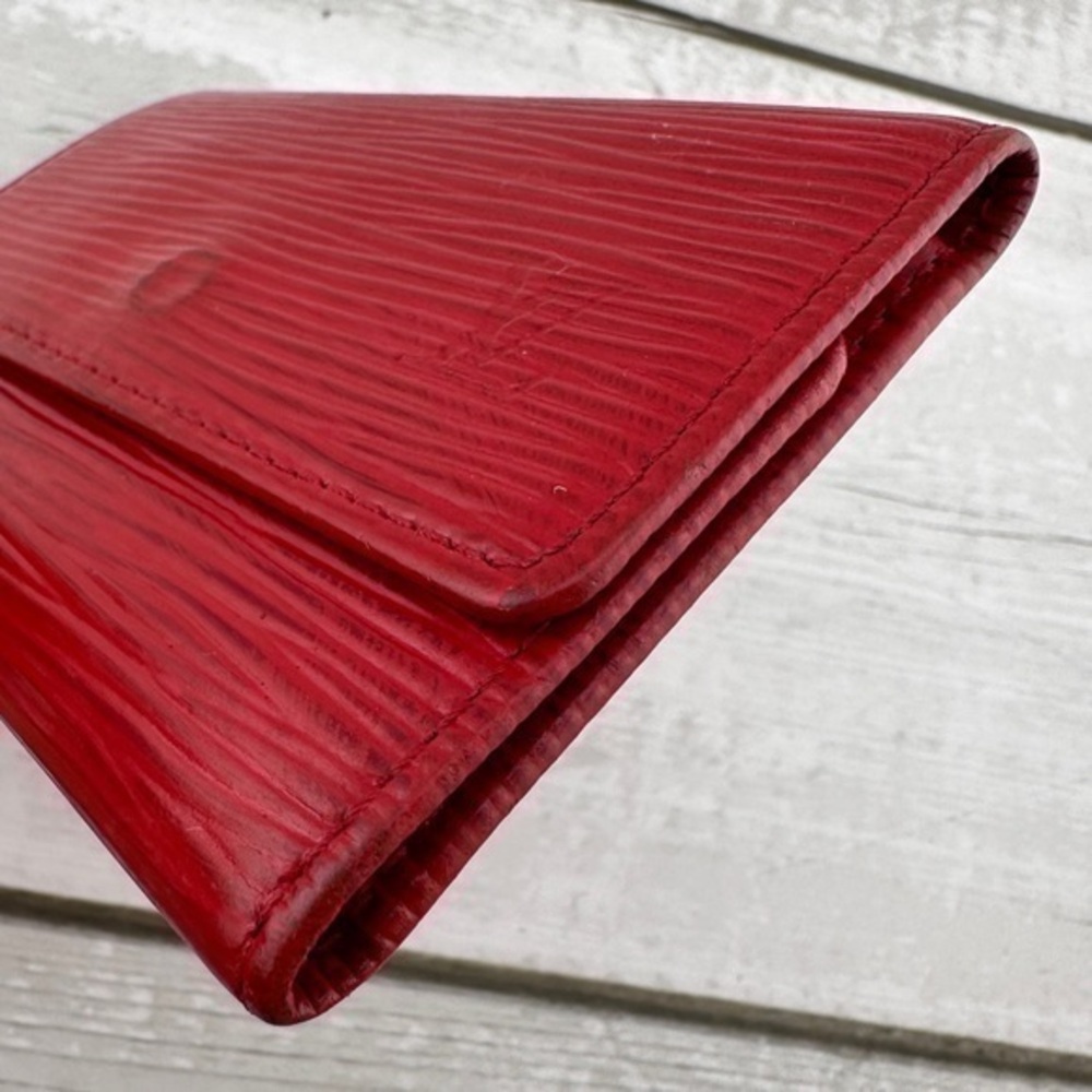 AUTHENTIC Louis Vuitton key holder. Previously owned. Color: Castilian red. - Picture 9 of 16